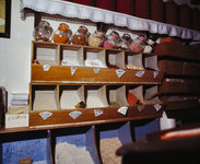 835855 Afbeelding van enkele voorraadbakken in het Museum voor het Kruideniersbedrijf Erven Betje Boerhave (Hoogt 6) te ...